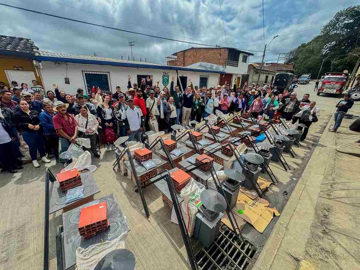 Sonsón: Entregamos 150 estufas ecoeficientes a familias rurales para mejorar su calidad de vida